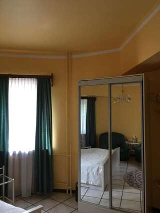 Отель Du Broliai Паланга Двухместный номер с 1 кроватью и собственной ванной комнатой вне номера-3